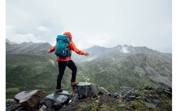 Οδηγός για πεζοπορία: παπούτσια, ρούχα και αξεσουάρ που πραγματικά χρειάζεσαι